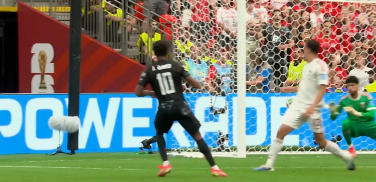 戴维双响拉林连场破门 加拿大半场3-0十人卡塔尔 戴维双响拉林连场破门 加拿大半场3-0十人卡塔尔