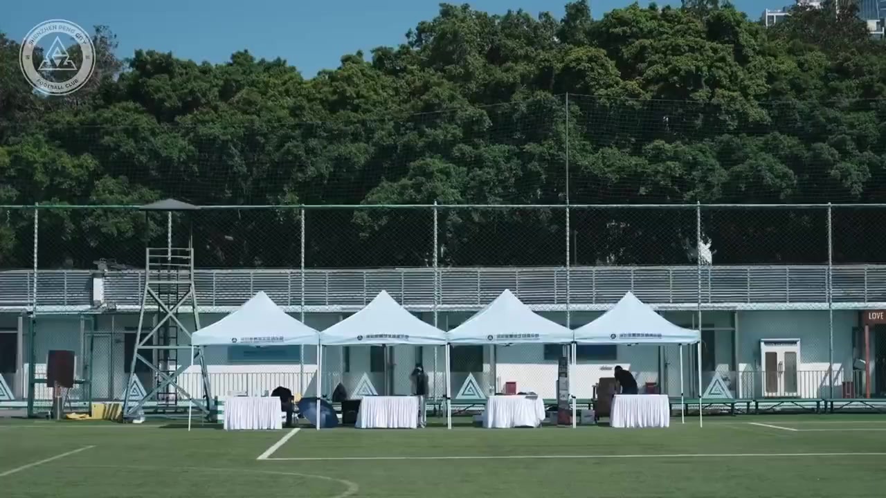 申花夏日开放日：高温挡不住球迷到场，签名合影活动持续两小时