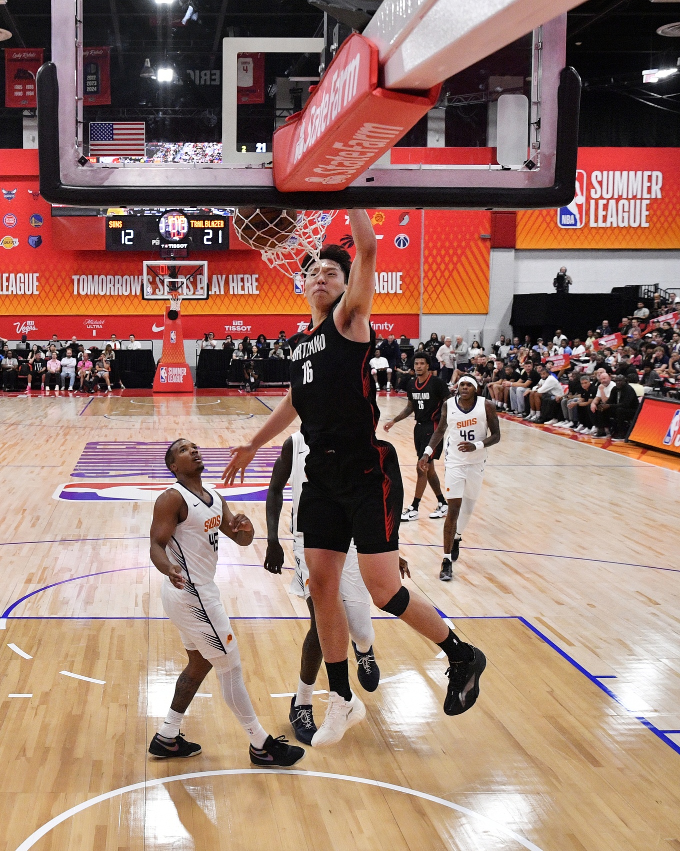 崔永熙复联首秀12+9暴扣开局 克林根场边若有所思莫兰特观战 崔永熙复联首秀12+9暴扣开局 克林根场边若有所思莫兰特观战