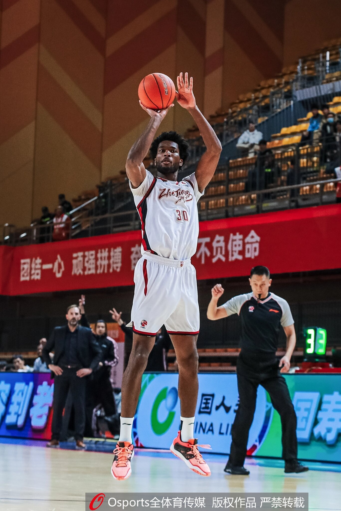 浙江男篮锁定双琼斯优先续约权 达米安·琼斯已签约西甲仍被保留