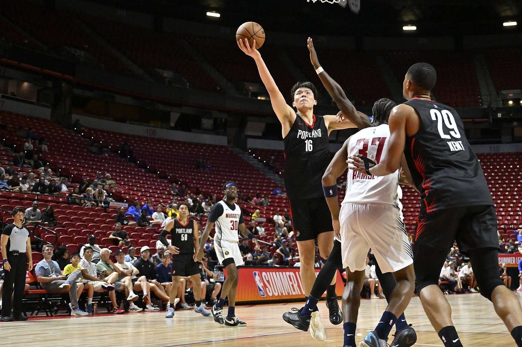 杨瀚森谈中美球迷差异:中国球迷骂我是因为希望我更好