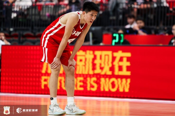 中国U18男篮力克清华附中 张宇辰赛后发博:重逢,爱你们❤️