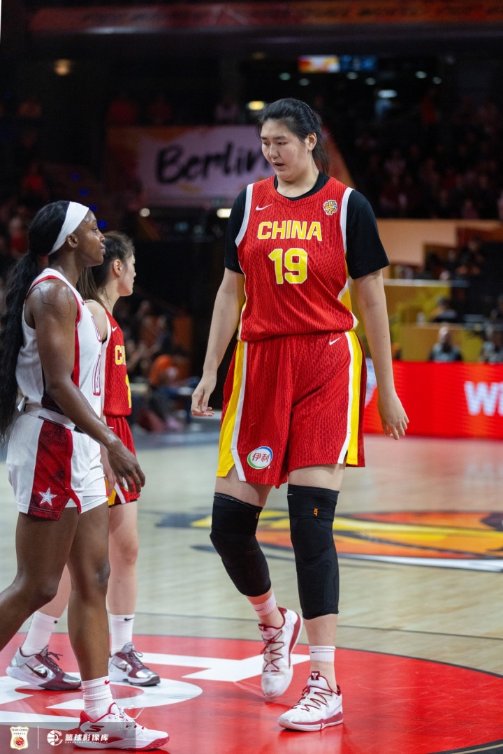 解说:这算是中国女篮的正常水平 张子宇在场上是有一定牵制力的