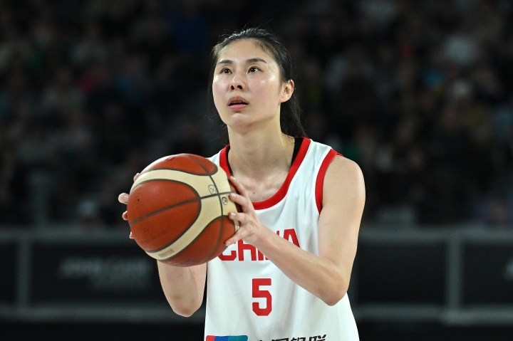 媒体人:拖着一条伤腿 王思雨是今天发挥最好的控球后卫了