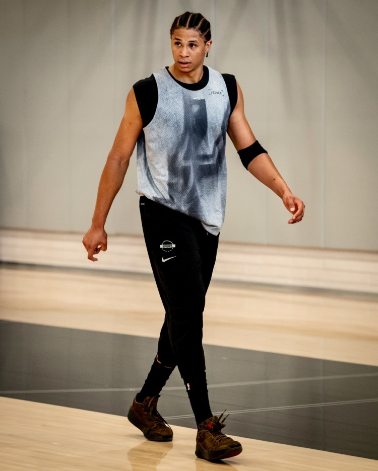 继续备战！马刺官方晒训练照：文班、巴恩斯、卡斯尔、瓦塞尔在列
