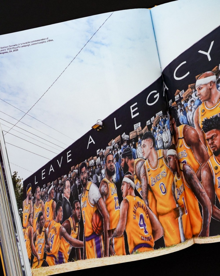 紫金历史!媒体人晒湖人官方摄影集实物 詹姆斯东契奇等撰写文章 紫金历史!媒体人晒湖人官方摄影集实物 詹姆斯东契奇等撰写文章